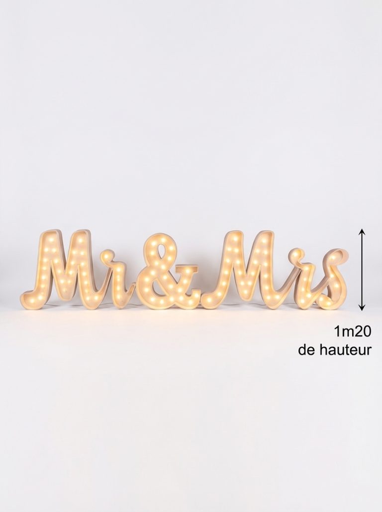Grandes lettres lumineuses "Mr & Mrs" blanches avec ampoules, posées au sol pour décoration de mariage