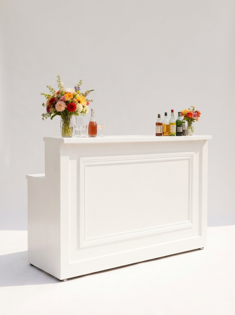 Bar blanc avec panneau mouluré, utilisé pour réception et événement