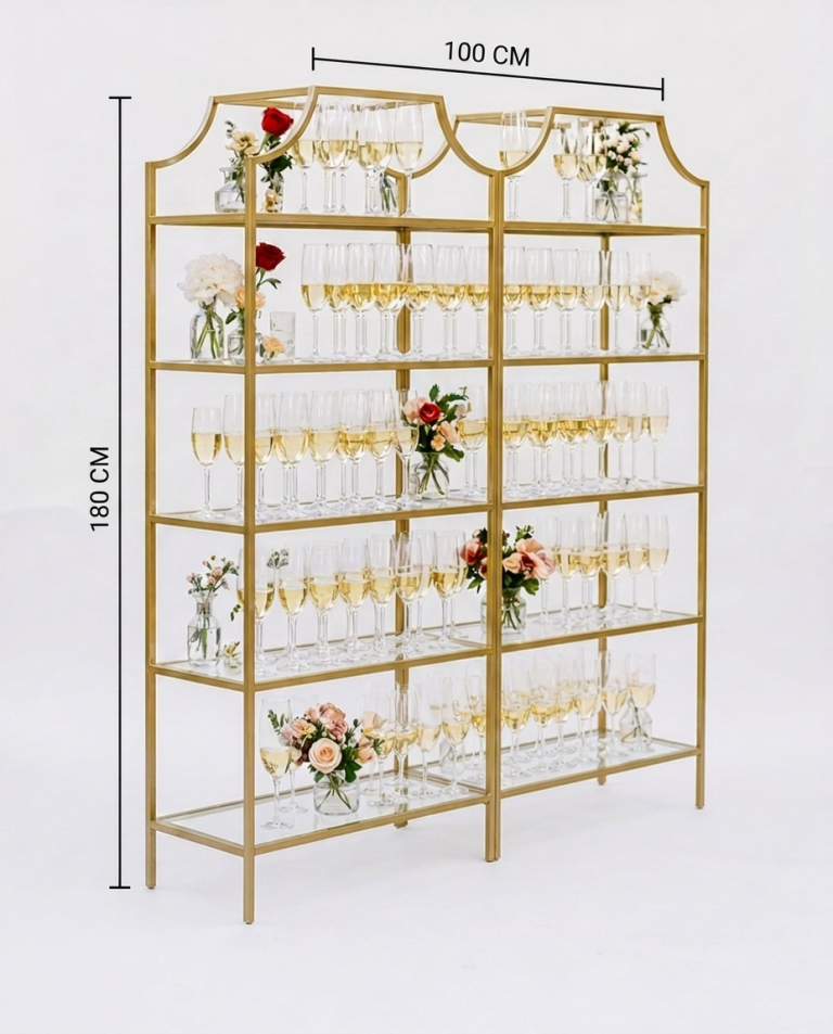 Étagère dorée avec étagères en verre utilisée pour décoration d’événement