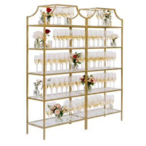 Étagère dorée avec étagères en verre utilisée pour décoration d’événement