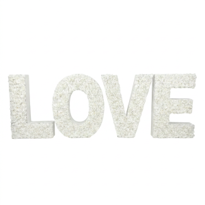 Grandes lettres "LOVE" blanches décorées de fleurs, posées au sol pour décoration d’événement