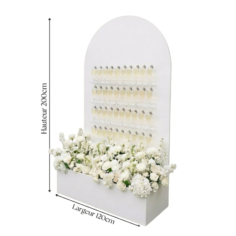 Mur à champagne blanc avec verres et fleurs en bas, utilisé pour réception événement
