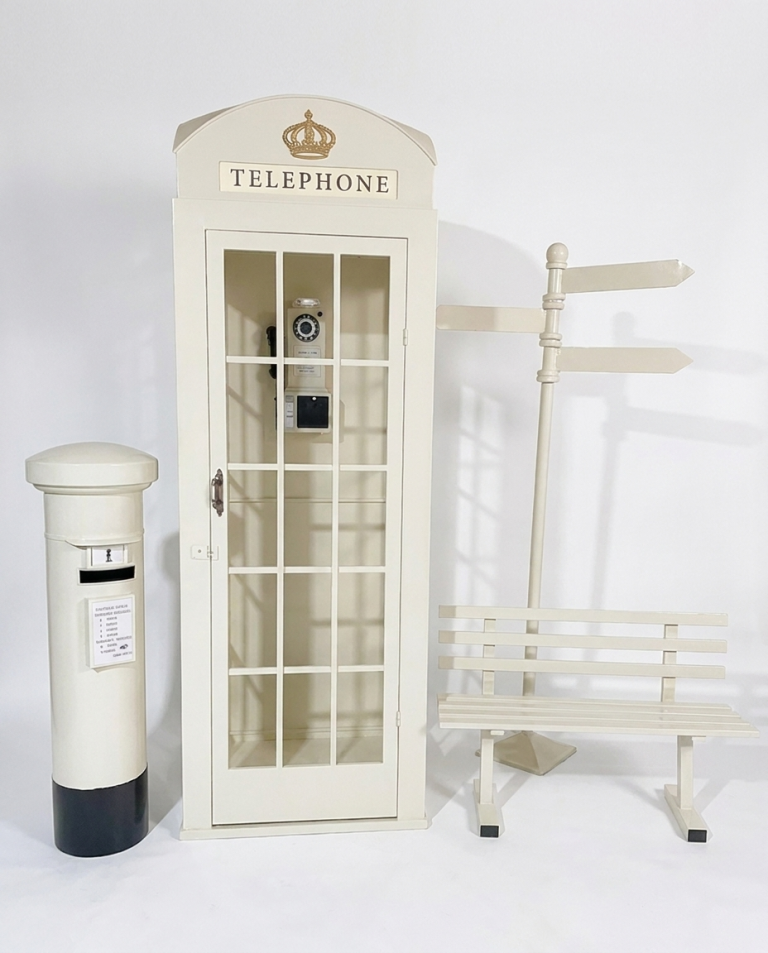 Cabine téléphonique blanche avec téléphone vintage utilisée comme livre d’or audio pour événement à Tours